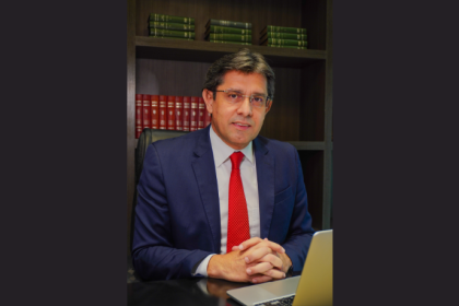 Márcio Coutinho debate o poder das redes sociais na construção de narrativas políticas e seus impactos eleitorais.