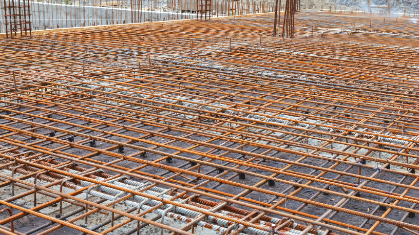Aprenda com Valderci Malagosini Machado estratégias para aplicar lajes treliçadas em áreas com vãos irregulares mantendo a eficiência do sistema.