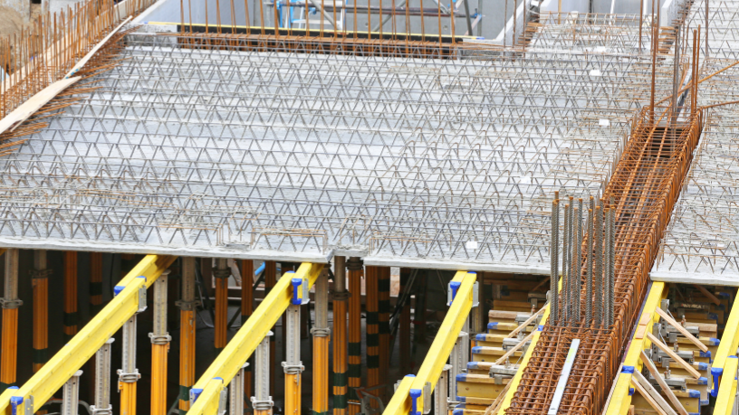 Valderci Malagosini Machado explora como adaptar lajes treliçadas em vãos irregulares sem comprometer o desempenho estrutural.