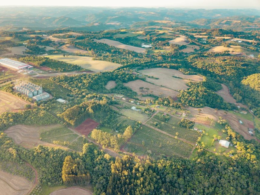 Vista aérea de áreas agrícolas e do campo no Rio Grande do Sul durante o dia