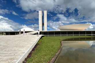 Vista externa do Congresso Nacional do Brasil, em Brasília, sob céu claro.