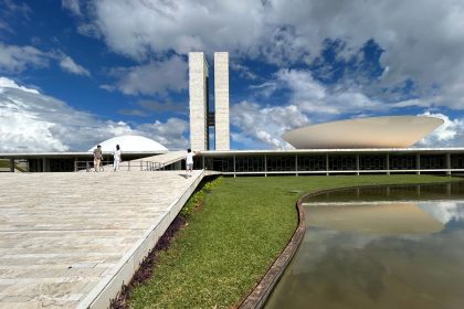 Vista externa do Congresso Nacional do Brasil, em Brasília, sob céu claro.