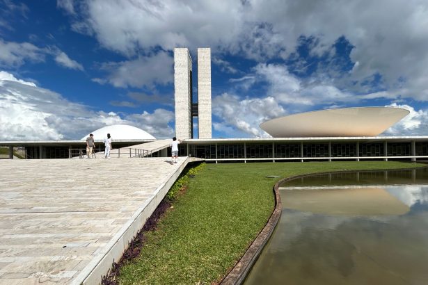Vista externa do Congresso Nacional do Brasil, em Brasília, sob céu claro.