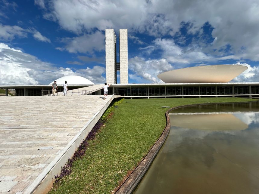 Vista externa do Congresso Nacional do Brasil, em Brasília, sob céu claro.