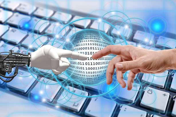 Mão humana e mão robótica sobre um teclado, com elementos gráficos de redes e conexão digital ao fundo